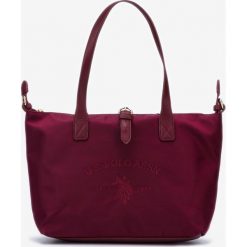 U.S. Polo Assn Patterson Medium Torebka Czerwony. Czerwone torebki klasyczne damskie U.S. Polo Assn., w paski, z materiału, bez dodatków. Za 343,95 zł.