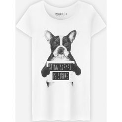 Koszulka "Being normal is boring" w kolorze białym. Białe koszulki damskie Wooop, m, z bawełny, z okrągłym kołnierzem. W wyprzedaży za 59,95 zł.