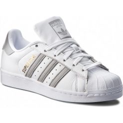 Buty adidas - Superstar W B42002 Ftwwht/Gretwo/Ftwwht. Białe buty sportowe damskie Adidas, na co dzień, ze skóry ekologicznej, na płaskiej podeszwie. W wyprzedaży za 279,00 zł.
