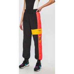 Reebok Classic - Spodnie Gigi Hadid. Czarne spodnie damskie Reebok Classic, s, bez wzorów, z poliesteru, casualowe. W wyprzedaży za 179,90 zł.