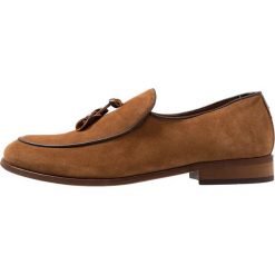Shoe The Bear LUC Półbuty wsuwane tan. Pomarańczowe półbuty męskie marki Shoe The Bear, ze skóry. Za 589,00 zł.