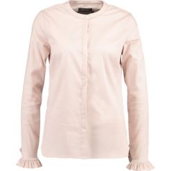 Mos Mosh MATTIE SHIRT Koszula light rose. Różowe bluzki damskie marki Mos Mosh, s, z elastanu. Za 519,00 zł.