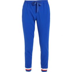 Rue de Femme SIXTEN SPORT PANT Spodnie treningowe cobalt blue/offwhite. Niebieskie spodnie dresowe damskie marki Rue de Femme, m, z elastanu. Za 419,00 zł.