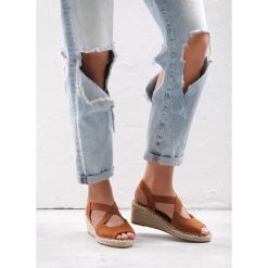 Camelowe Sandały Rainboot. Brązowe koturny damskie Born2be, w paski, bez obcasa, na koturnie, z paskami. Za 89,99 zł.