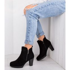 Botki damskie Laura Mode Y-030 Czarne. Czarne botki damskie LAURA MODE, z tworzywa sztucznego, eleganckie, bez obcasa, na obcasie, bez zapięcia. Za 119,00 zł.