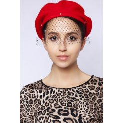 Beret Paris red. Czerwone czapki damskie Pakamera, bez wzorów, z wełny. Za 120,00 zł.