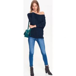 CIENKI SWETER Z ZAKŁADKĄ NA PLECACH. Szare swetry klasyczne damskie Top Secret, na jesień. Za 49,99 zł.