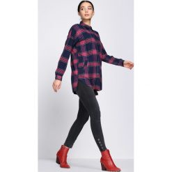 Granatowo-Różowa Koszula Daisy. Różowe bluzki damskie Born2be, s, bez wzorów, z wykładanym kołnierzem, bez rękawów. Za 54,99 zł.