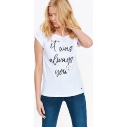 T-SHIRT KRÓTKI RĘKAW DAMSKI, Z NAPISEM I KWIATOWĄ APLIKACJĄ. Białe t-shirty damskie Top Secret, na lato, z nadrukiem, bez kołnierzyka, z krótkim rękawem, krótkie, bez kaptura. W wyprzedaży za 19,99 zł.
