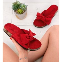 Klapki damskie Abloom WL231 Czerwone. Czerwone klapki damskie ABLOOM, bez wzorów, z tworzywa sztucznego, bez obcasa, na płaskiej podeszwie. Za 49,00 zł.