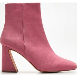 Botki na obcasie z eco skóry - Różowy. Różowe botki damskie Cropp, ze skóry, bez obcasa, na obcasie, bez zapięcia. Za 139,99 zł.