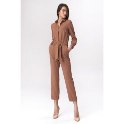 Karmelowy kombinezon z wiązaniem. Kombinezony damskie NIFE, do pracy, s, bez wzorów, z elastanu, eleganckie, z klasycznym kołnierzykiem, bez rękawów. Za 219,00 zł.