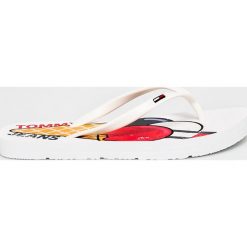 Tommy Jeans - Japonki. Niebieskie klapki damskie Tommy Jeans, bez wzorów, z jeansu, bez obcasa, na obcasie. W wyprzedaży za 99,90 zł.