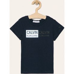Calvin Klein Jeans - T-shirt dziecięcy 104-176 cm. Niebieskie bluzki dziewczęce Calvin Klein Jeans, z nadrukiem, z bawełny, z okrągłym kołnierzem, z krótkim rękawem, krótkie, bez kaptura. Za 139,90 zł.