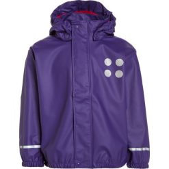 LEGO Wear JAMAICA Kurtka przeciwdeszczowa dark purple. Fioletowe kurtki chłopięce marki LEGO Wear, z poliesteru, outdoorowe. W wyprzedaży za 126,65 zł.