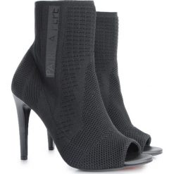 Patrizia Pepe Szpliki "Open Toe". Czółenka damskie Patrizia Pepe, bez wzorów, z tkaniny, z otwartym noskiem, bez obcasa, na szpilce. Za 579,00 zł.