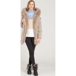 PARKA PUCHOWA NICOLE HETREGO. Brązowe kurtki damskie Hetregò, z aplikacjami, z puchu, z kapturem. Za 1649,50 zł.