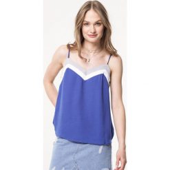 Niebieski Top Come In Handy. Niebieskie bluzki damskie Born2be, s, bez wzorów, bez kołnierzyka, bez rękawów. Za 29,99 zł.