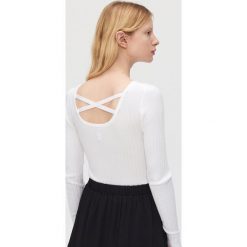 Sweter z ozdobnymi tasiemkami na plecach - Biały. Białe swetry damskie Cropp, s, bez wzorów, bez rękawów, bez kaptura. Za 59,99 zł.