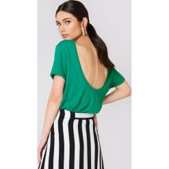 NA-KD Basic T-shirt z odkrytymi plecami - Green. Zielone t-shirty damskie NA-KD Basic, z dekoltem na plecach. W wyprzedaży za 26,48 zł.