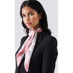 Chusty damskie: Trendyol Chusta w graficzne wzory – Pink,Beige