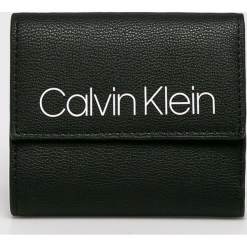 Calvin Klein - Portfel. Czarne portfele damskie Calvin Klein, bez wzorów, ze skóry ekologicznej. W wyprzedaży za 169,90 zł.