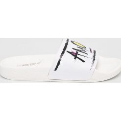 TheWhiteBrand - Klapki. Białe klapki damskie TheWhiteBrand, bez wzorów, ze skóry, bez obcasa, na obcasie. W wyprzedaży za 99,90 zł.