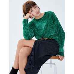 Szenilowy sweter z okrągłym dekoltem. Zielone swetry klasyczne damskie marki Pull&Bear, z okrągłym kołnierzem. Za 79,90 zł.