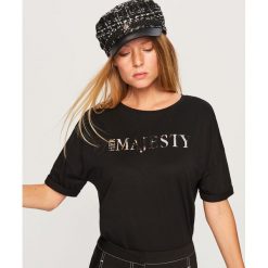 T-shirt z błyszczącym nadrukiem - Czarny. Czarne t-shirty damskie Reserved, l, z nadrukiem. Za 39,99 zł.
