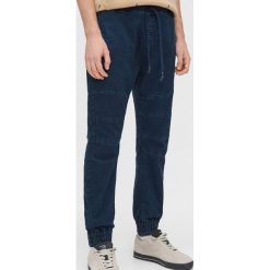 Jeansowe joggery -. Spodnie męskie Cropp, bez wzorów, z jeansu. Za 129,99 zł.