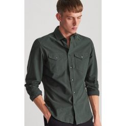 Gładka koszula z kieszeniami - Khaki. Brązowe koszule męskie Reserved, s, bez wzorów, bez kołnierzyka, bez rękawów. Za 119,99 zł.