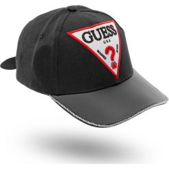 CZAPKA z daszkiem GUESS. Czarne czapki damskie Guess, z aplikacjami, ze skóry ekologicznej. Za 119,00 zł.