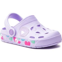 Klapki COQUI - Froggy 8802-402-0202 Lt. Lila Hearts. Fioletowe sandały dziewczęce Coqui, z tworzywa sztucznego, bez zapięcia. Za 69,99 zł.