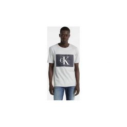 T-shirty z krótkim rękawem Calvin Klein Jeans J30J307427 TIKIMO 2. Szare t-shirty męskie Calvin Klein Jeans, xl, bez wzorów, z jeansu, bez kołnierzyka, krótkie. Za 153,26 zł.