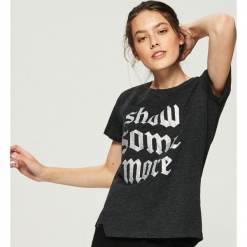T-shirt z połyskującym napisem - Szary. Szare t-shirty damskie Sinsay, l, z napisami. Za 24,99 zł.