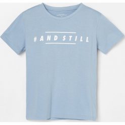 Bawełniany t-shirt z nadrukiem -. T-shirty męskie Reserved, z nadrukiem, z bawełny, bez kołnierzyka. W wyprzedaży za 15,99 zł.