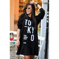 Sukienka TOKYO. Czarne sukienki damskie Sukienka TOKYO, s, bez wzorów, sportowe, bez kołnierzyka, z krótkim rękawem, krótkie, mini, sportowe. W wyprzedaży za 79,00 zł.
