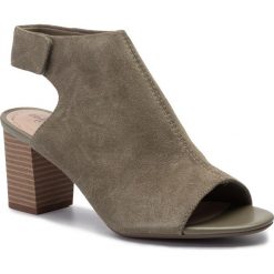 Sandały CLARKS - Deva Bell 261400034 Olive. Zielone klapki damskie Clarks, bez wzorów, ze skóry, bez obcasa, na obcasie. W wyprzedaży za 209,00 zł.