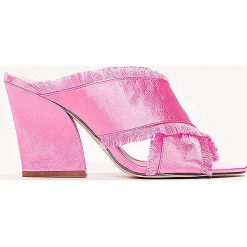 Klapki damskie: NA-KD Shoes Satynowe klapki na obcasie Cross – Pink