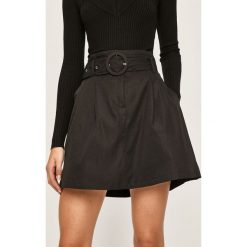 Answear - Spódnica. Czarne spódniczki damskie ANSWEAR, na co dzień, s, w paski, z elastanu, casualowe, z podwyższonym stanem, mini, rozkloszowane. W wyprzedaży za 99,90 zł.
