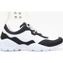 Chunky sneakers z bransoletką na kostkę - Czarny. Czarne bransoletki damskie Cropp. W wyprzedaży za 29,99 zł.