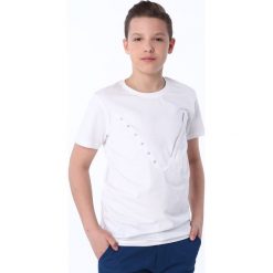 T-shirt chłopięcy z naszytą aplikacją biały NDZ47001. Białe t-shirty chłopięce marki Fasardi, z aplikacjami, bez rękawów. Za 39,00 zł.