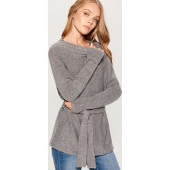 Sweter z paskiem - Szary. Szare swetry klasyczne damskie Mohito, l. Za 119,99 zł.