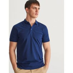 Koszulka polo z kieszenią - Granatowy. Niebieskie koszulki męskie marki Reserved, xl, bez wzorów, polo, bez rękawów. Za 39,99 zł.