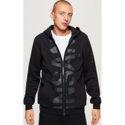 Bluza z dużym napisem - Czarny. Czarne bluzy męskie rozpinane marki Cropp, l, z napisami. Za 139,99 zł.