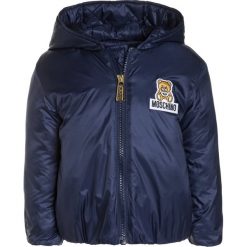 MOSCHINO PADDED Kurtka zimowa dark blue. Niebieskie kurtki męskie marki MOSCHINO, na zimę, z materiału. W wyprzedaży za 417,45 zł.