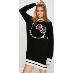 Pinko - Sukienka. Czarne sukienki damskie marki Pinko, na co dzień, s, z aplikacjami, z wiskozy, casualowe, z włoskim kołnierzykiem, z długim rękawem, długie, mini, proste. W wyprzedaży za 849,90 zł.