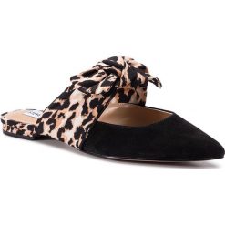Klapki STEVE MADDEN - Emika SM11000548-03002-010 Black Multi. Czarne klapki damskie Steve Madden, bez wzorów, z zamszu, bez obcasa, na obcasie. W wyprzedaży za 299,00 zł.