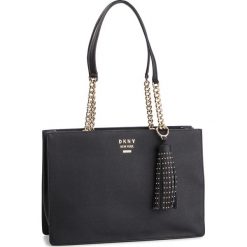Torebka DKNY - Liza Md Tote R84AR934 Blk/Gold 82. Czarne torebki klasyczne damskie DKNY, bez wzorów, ze skóry, klasyczne, bez dodatków. Za 1279,00 zł.