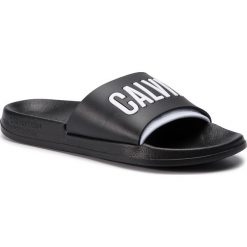 Klapki CALVIN KLEIN - Slide KM0KM00376 930. Czarne klapki męskie Calvin Klein, z tworzywa sztucznego, bez zapięcia. Za 159,00 zł.